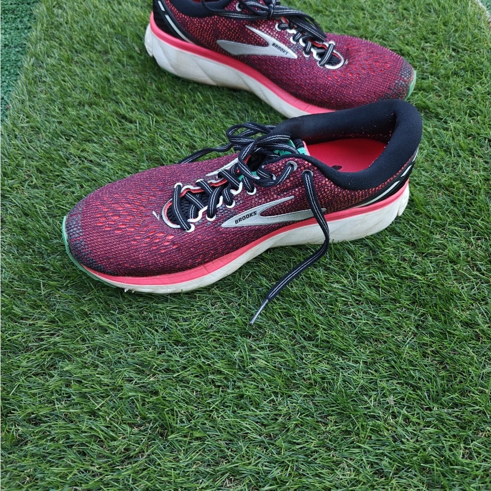 Brooks Ghost 11 women's running shoes  Size 10 SIGNS OF WEAR